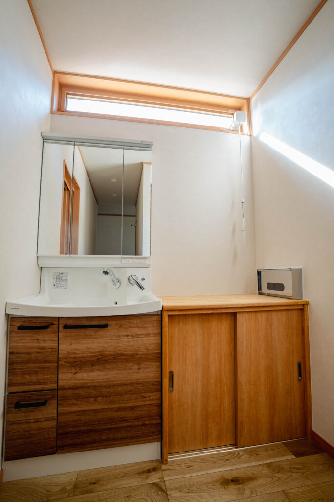 階段直下の収納スペースは郵便受けも兼ねています。