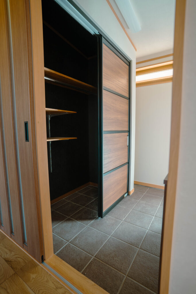 玄関脇には使い勝手の良いクローゼットスペース