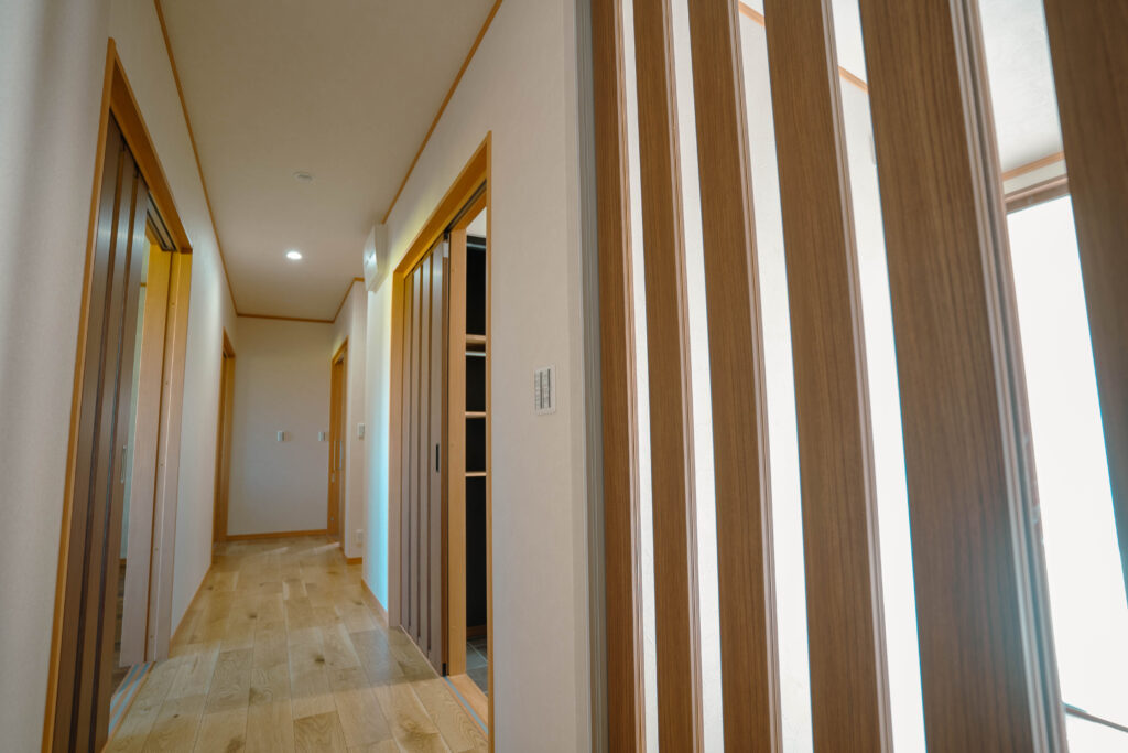 玄関から続く幅広い廊下