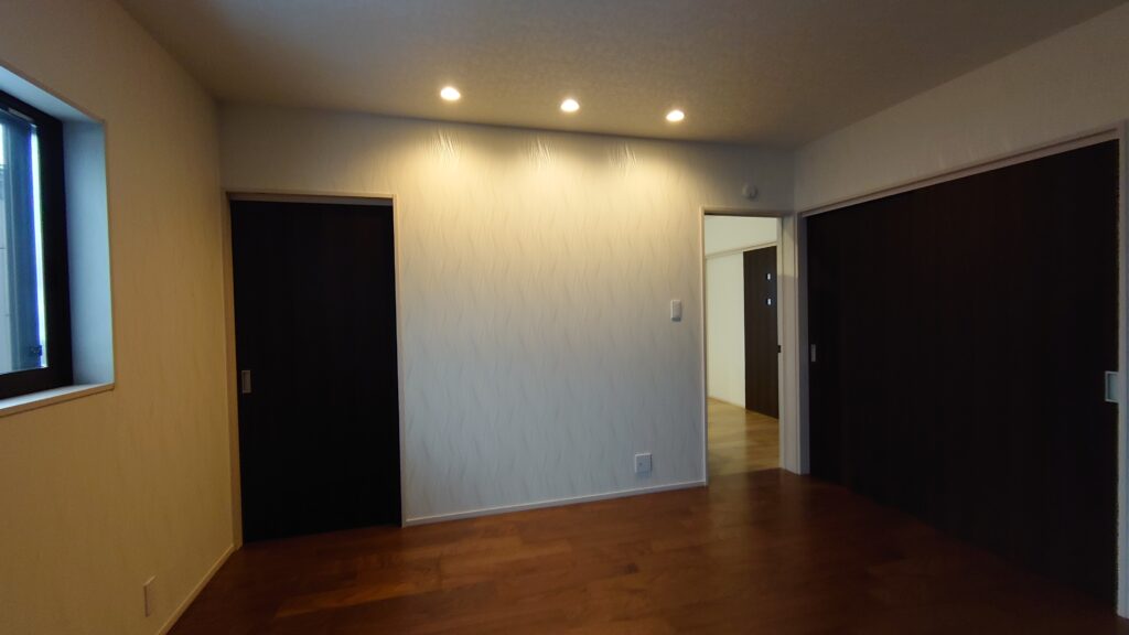 TVスペースはダウンライトで演出