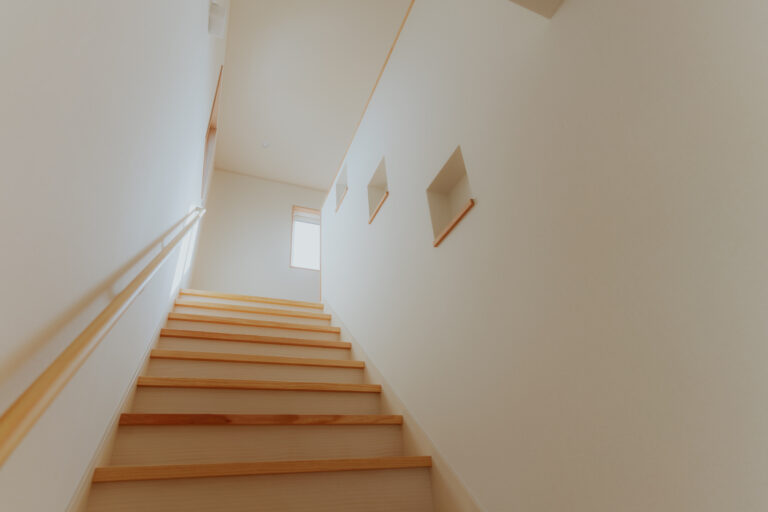 階段は幅広く、親子が並んで歩くことも可能です