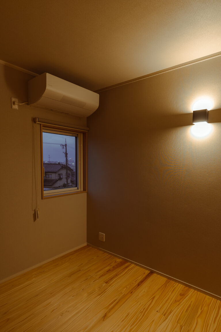 主寝室のワークスペースからは金沢市の中心地、旦那様の職場が見えます。