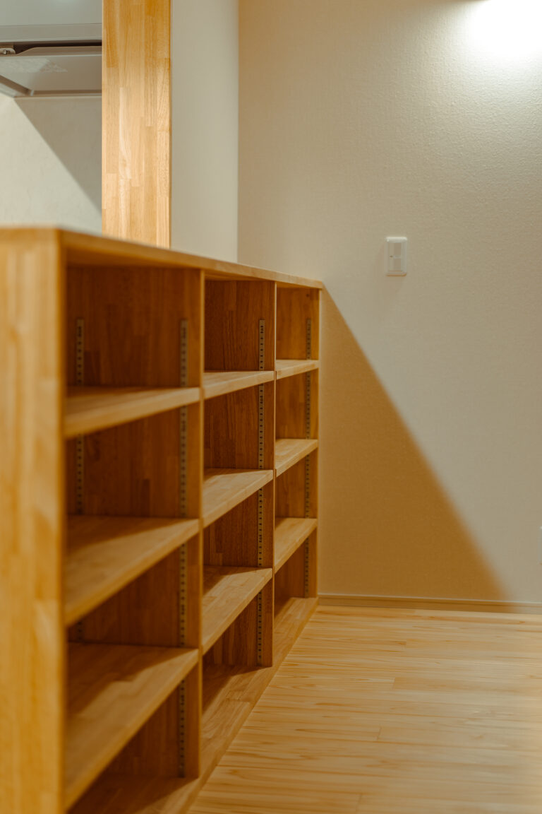 キッチンの背面は収納量豊富な可動棚を造作しました