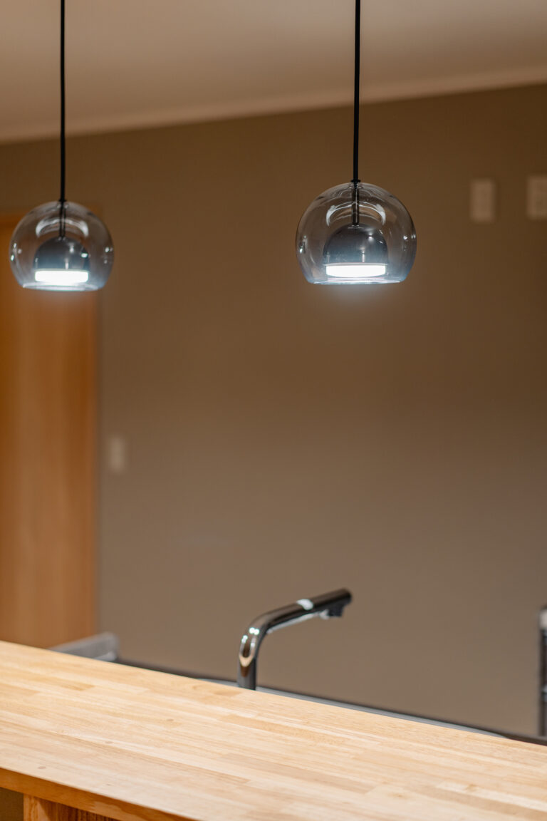 ペンダントライトがカウンターやキッチンをオシャレに照らしてくれます
