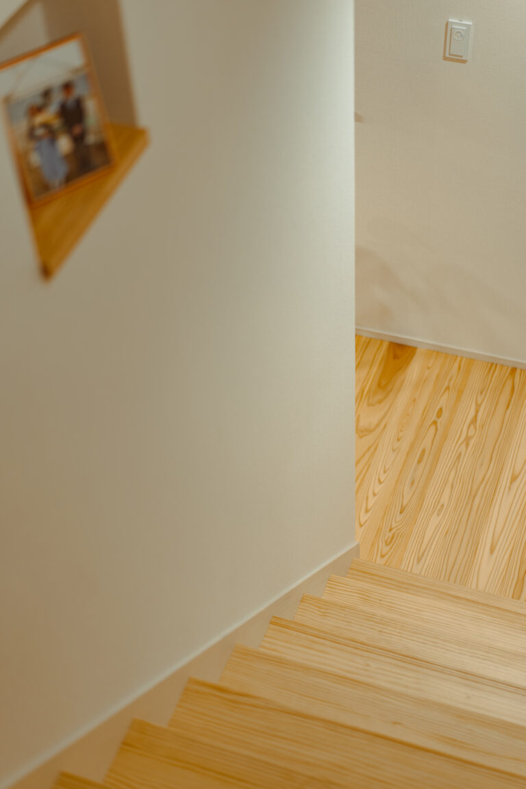 階段のニッチは小物や写真のディスプレイに最適