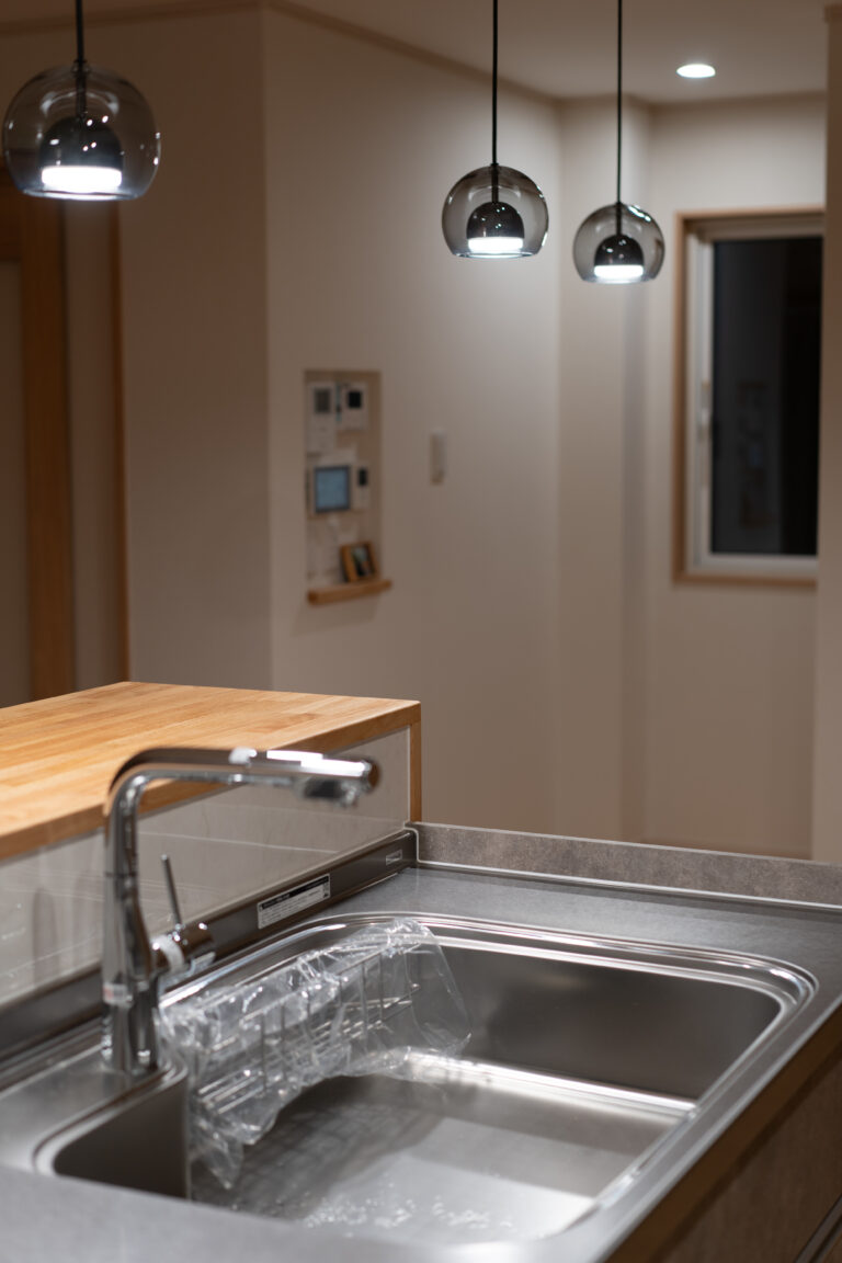 キッチンから見えるリモコンニッチ