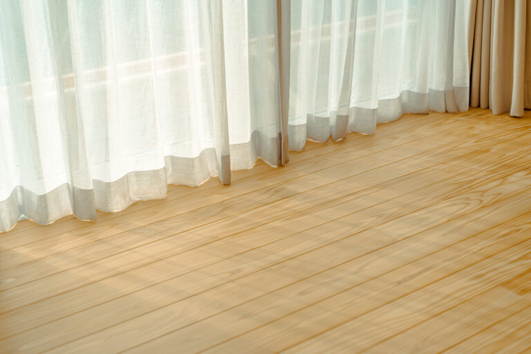 やわらかい日差しが無垢のフローリングに注ぎます