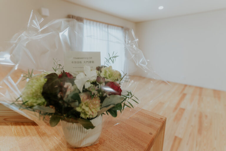 広々としたリビングに、大きな窓からの光が差し込みます