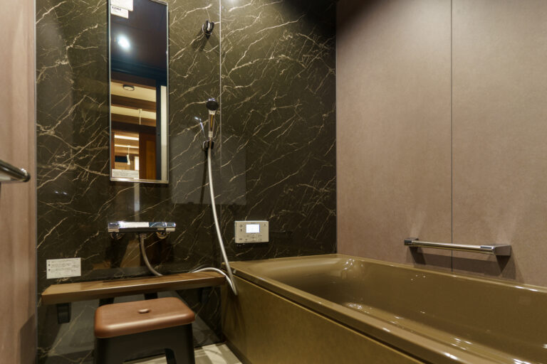 色の組み合わせをこだわり抜いた浴室