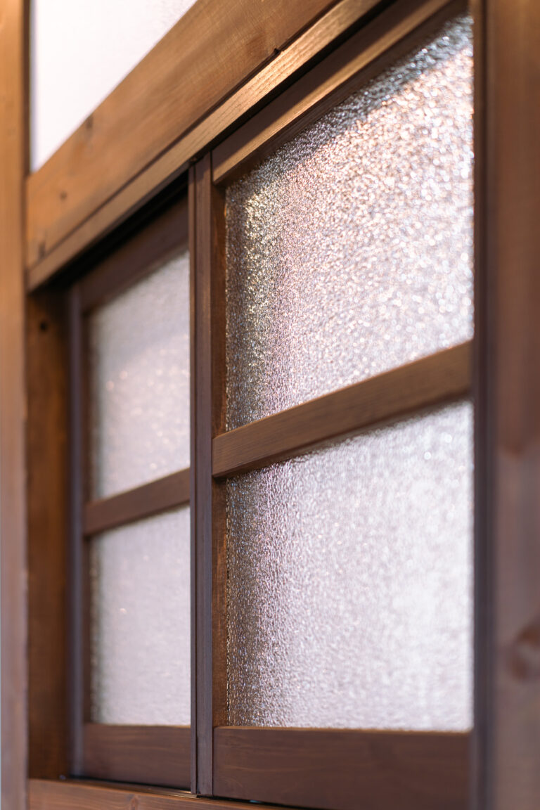 キッチンと玄関ホールの間の特製建具。来客にもすぐに対応できます。