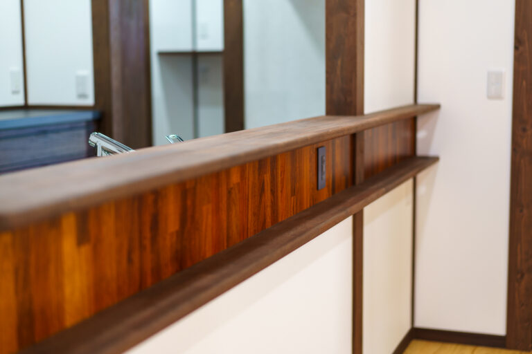 各所で使用している背板は、お施主様のご実家の床板を移設したもの