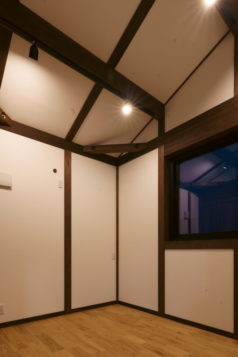 一部居室では開放感あふれる勾配天井としました