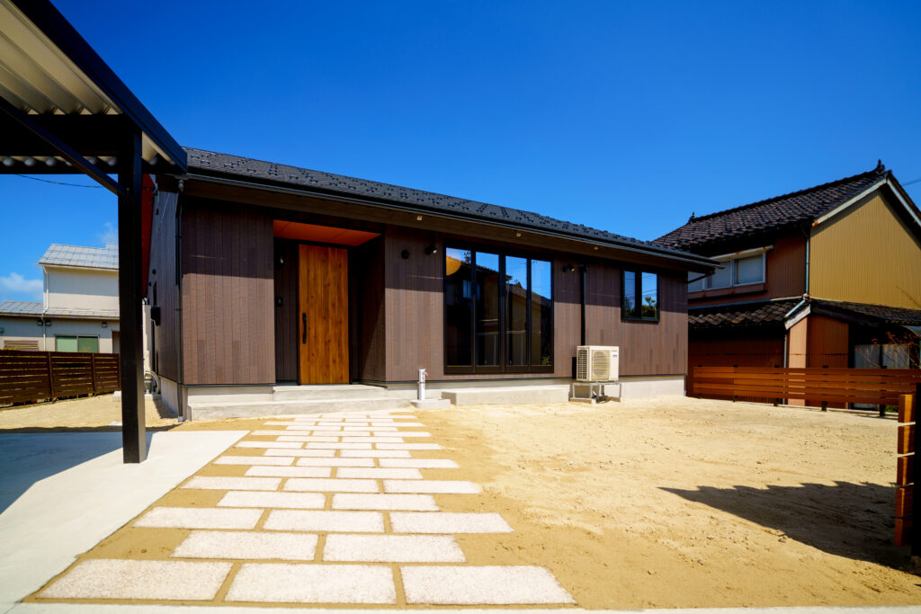 御影石を並べたアプローチ